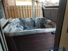 Home away with a hot tub - Image 2
