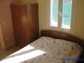 BEACH FRONT APARTMENT - Image 3