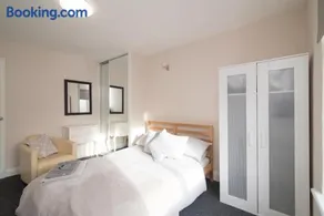 Aston Henry James Courtlands Cosy apartment close to Maidenhead train station - Image 3