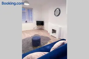 Stylish 3 Bed House + Free Parking + Great Location - Image 5