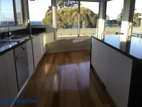 Superb waterfront apartment - Image 4