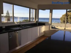 Superb waterfront apartment - Image 3