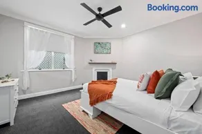 Renovated, Delightful , 5 Bed Holiday Home in the Hunter - Image 3