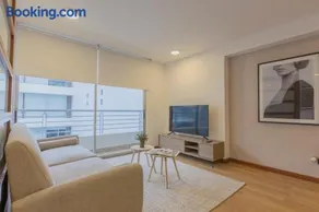Deluxe 1BR with Terrace in Barranco - Image 3