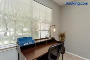 The Red Door Sunflower - Updated Home in Houston - Image 2
