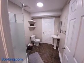 Cozy 1-bedroom place with free parking - Image 5
