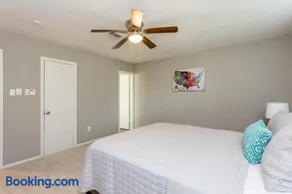 The Red Door Sunflower - Updated Home in Houston - Image 5