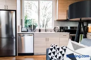 Emerald City Retreat By HomeSlice Stays - Image 3