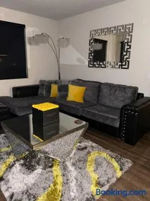 The Luxurious Doses of Roses 2 br suite next to Angels Stadium 6 mins from Disney - Image 4