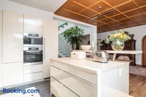 Exclusivamente amueblada y espaciosa casa - Image 3