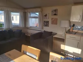 Milly's Place at New Beach Holiday Park, Dymchurch - Image 2
