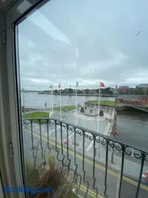 Apt in Limerick city, spacious spaces, great view on Shannon river, close to all amenities - Image 4