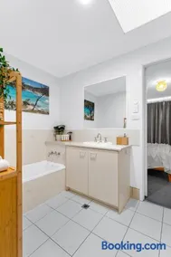Mount Coolum views cosy escape, sleeps 4 - Image 4