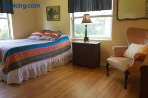 3-bedroom house with an amazing lake view - Image 3