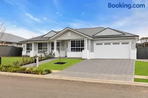 Family home with fire pit Mudgee - Image 3