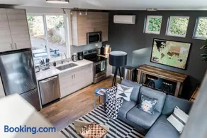 Emerald City Retreat By HomeSlice Stays - Image 4