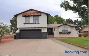 NICE HOME NEAR I10, 4 BEDROOM, 9PPL, WESTSIDE - Image 3