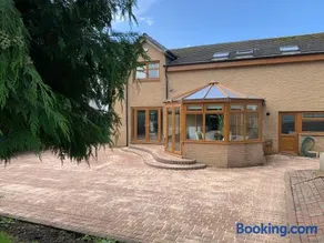 Spacious Luxury Commuting House from the M74 junction 8 - Image 4