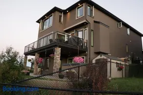 Magnificent 4 bed, 5 baths, 4200 Sq ft with FULL POND VIEW and 30 FT Fountain!!! - Image 2