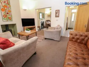 Barney’s Hideaway - Image 4
