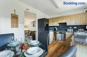 Catchpole Stays- Highwoods House- A lovely 2 bed zoo themed house sitting towards the north of Colch - Image 2