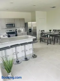 Lovely brand new 3bds/2,5ba unit with free parking - Image 3