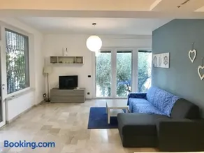Lake Front Apartment - Image 3