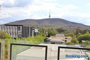 Executively Styled 2 Bed, 2 Bath, Perfect Location - Image 2