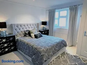 Beautiful Home 5 mins from Virginia water - Image 3