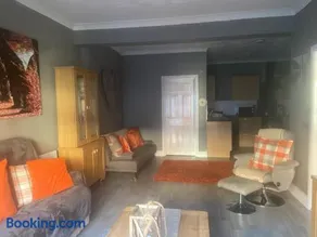 Refurbished 1 Bedroom Flat & Additional Sofa Bed - Image 3