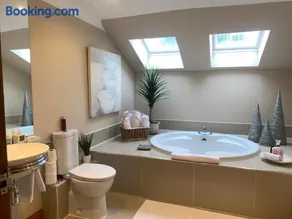 Spacious Luxury Commuting House from the M74 junction 8 - Image 5