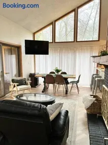 POCONOS 3br,2ba Lake Home w/ HOT TUB. Near Jack Frost Ski & Kalahari - Image 4