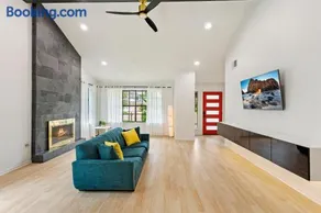 Houston's Modern and Luxury Home - Image 2