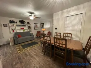Cheerful 3 bdrm home w/private & spacious backyard - Image 2