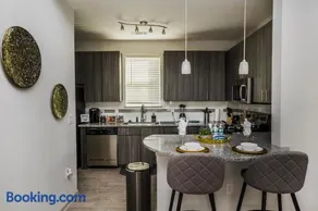 Stylish Apt, Close to Charlotte, WiFi & Parking - Image 5