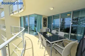 Luxury Beachfront Apartment with Spectacular Views - Image 3