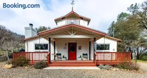 Luxury Yosemite Barn w/Chefs Kitchen and Hot Tub - Image 3