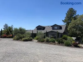 Magnificent Sonoma Farm House - 4-5 bedrooms, pool, hot tub, Vineyard, working farm - pick your own - Image 4