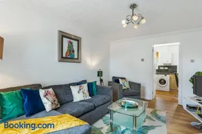 Catchpole Stays- Highwoods House- A lovely 2 bed zoo themed house sitting towards the north of Colch - Image 3