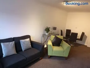 Spacious modern one Bed apartment, town centre with parking - Image 2