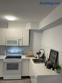 Cozy modern studio with free parking onsite - Image 2