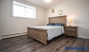 CENTRALLY LOCATED 1BR with DEN CONDO CLOSE TO DOWNTOWN - Image 2