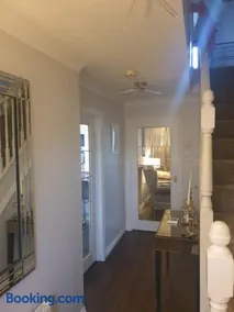 Luxury 4 Bed Detached House With Outdoor Bar & Garden - Image 3