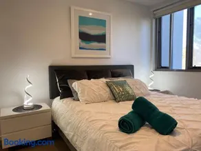 Luxe 1BR Executive Apartment Yarralumla Views Wine WiFi Netflix Secure Parking Canberra - Image 2