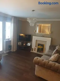 Luxury 4 Bed Detached House With Outdoor Bar & Garden - Image 5