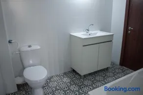 Beautiful 2 Bedroom Garden Apartment - Image 2