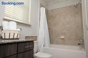 Stylish Apt, Close to Charlotte, WiFi & Parking - Image 2