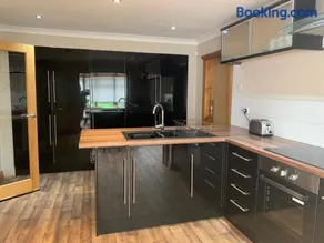 Spacious Luxury Commuting House from the M74 junction 8 - Image 2
