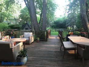 Spacious Modern Retreat Minutes from the Big House - Image 2
