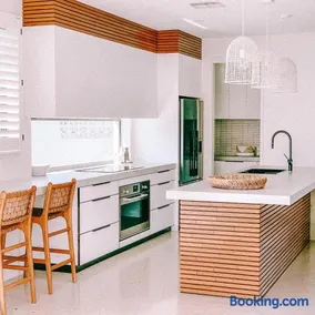 Sea Breeze on Oceanic, Luxury Beach Holiday Home - Image 3